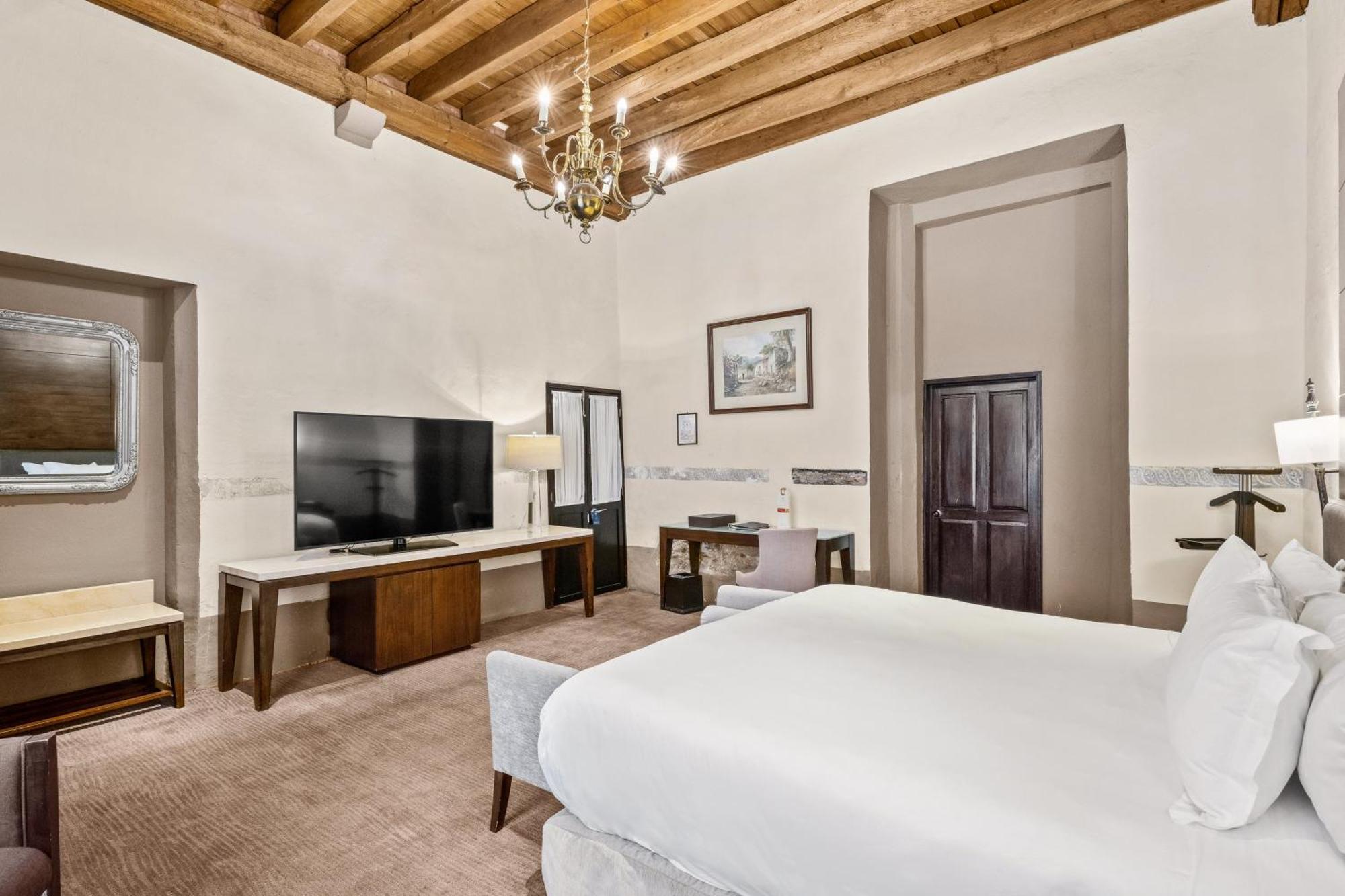 Quinta Real Puebla Hotel Ngoại thất bức ảnh A guest room at the Hotel Santa Fe